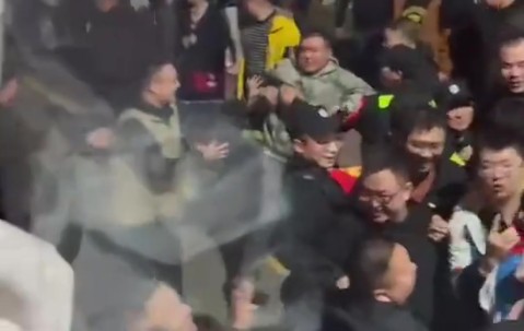 DB官网在线登录入口梁子结下了💢山西球迷赛后围堵广厦大巴🤬谩骂声此起彼伏