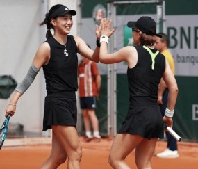 组图:王欣瑜/郑赛赛晋级法网女双第二轮