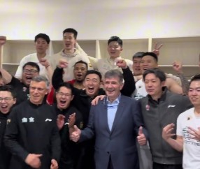 DB真人旗舰11个赛季首次打进季后赛！同曦晒更衣室大合照：这一刻等了太久