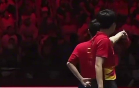 DB真人旗舰比赛中有闪光灯干扰！王楚钦生气指着观众席说：他一直闪！