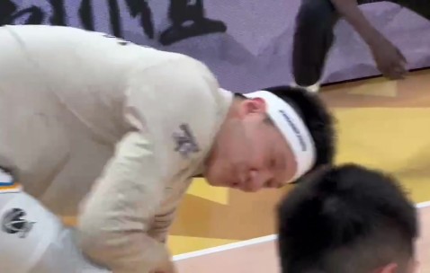 DB电子官网和兄弟一起战斗！雷蒙和奥莫特戴着“WE ARE FANBO”专属发带