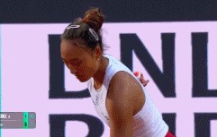 DB视讯官方登录入口🔥惊呆萨巴伦卡！郑钦文首盘发球胜盘局连续两记Ace