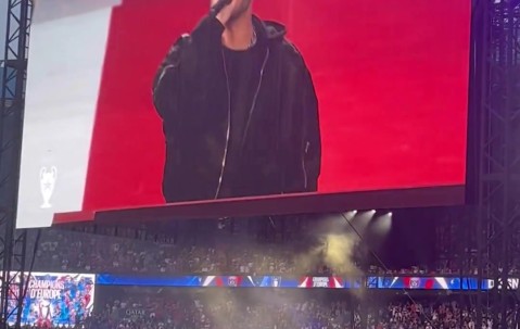 DB视讯官网巴黎回主场庆祝夺冠，🎥全场球迷高唱：登贝莱，金球奖！