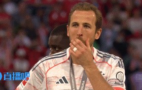 DB视讯百家乐嘴角已经压不住了！凯恩戴上冠军奖牌，等待捧杯中