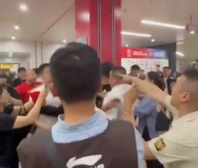 DB真人旗舰还有下集😯广厦光头球迷再次动手打掉手机踹飞上前理论的女记者