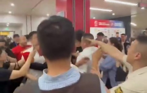 DB真人旗舰还有下集😯广厦光头球迷再次动手打掉手机踹飞上前理论的女记者