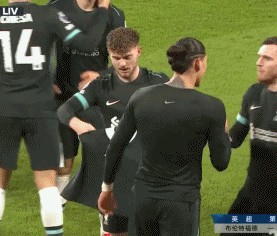 DB电子官网😚暖心埃宝！努涅斯绝杀扔球衣，埃利奥特帮忙捡球衣＆抖球衣