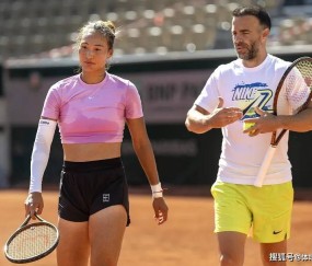 2人晋级3人出局!中国金花2连胜,郑钦文太狠了:一天一练都晒黑了