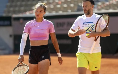 2人晋级3人出局！中国金花2连胜，郑钦文太狠了：一天一练都晒黑了