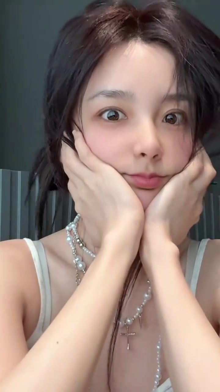 DB视讯官方登录入口LPL美女解说Rita分享视频：下午好~