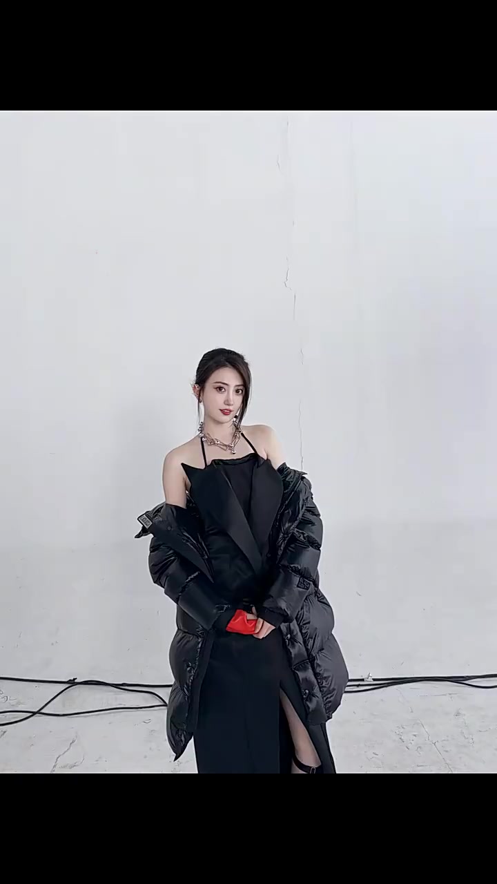 DB官网在线登录入口无畏契约主持人唯嘉分享视频：今年这套衣服和去年相比怎么样？