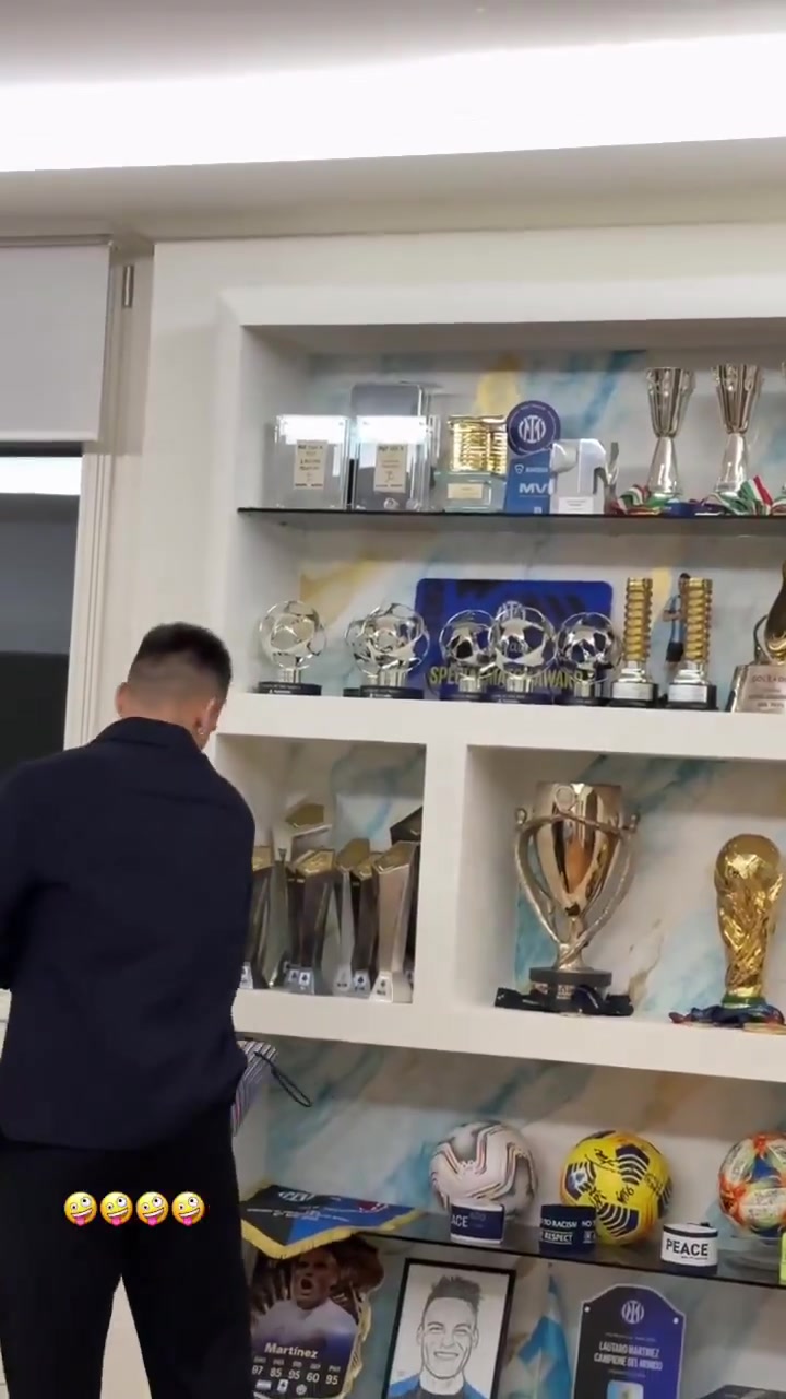 DB官网在线登录入口荣誉墙该扩了🤪妻子晒视频：劳塔罗回家把奖杯比赛用球摆放好