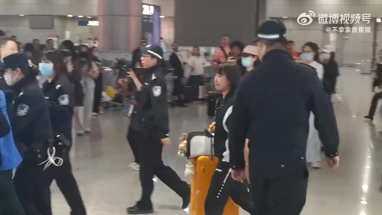 DB视讯官方登录入口太疯狂🤯王楚钦孙颖莎抵达成都机场，被代拍者疯狂围堵怼脸拍照