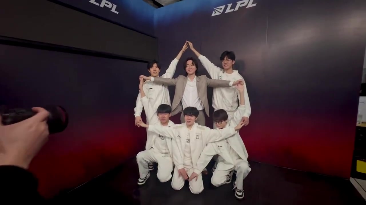 DB视讯官网抽象造型再现江湖！iG应援分享庆祝胜利现场视频：来点会动的合照