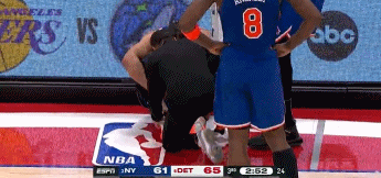 DB官网在线登录入口布伦森被施罗德倒地抢断压到腿部 返回更衣室处理后重返赛场!