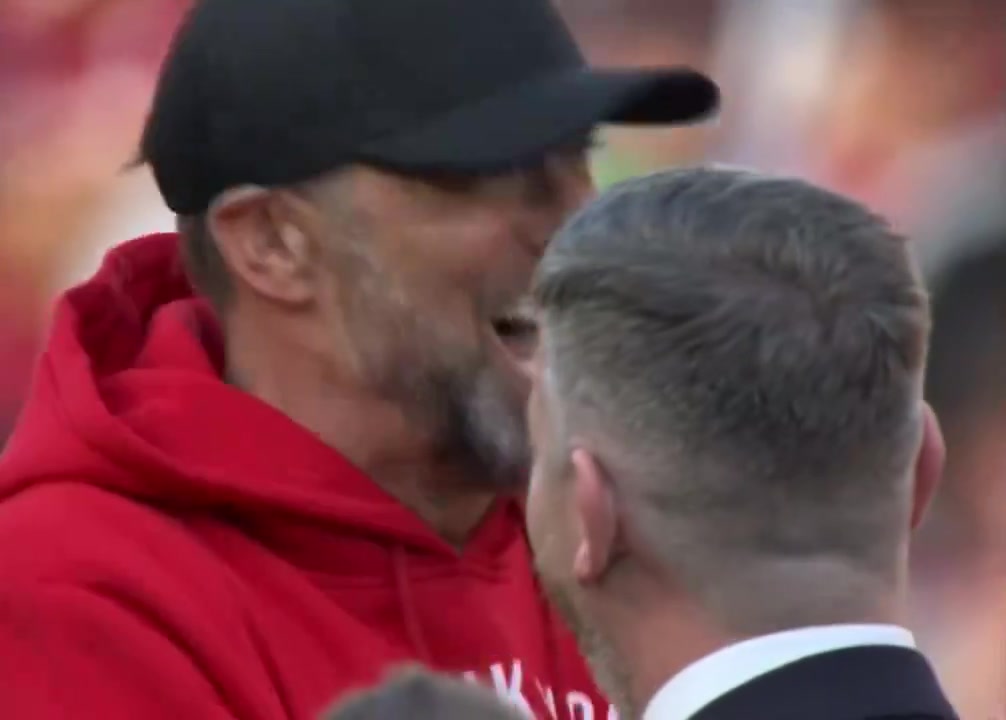 DB真人旗舰投桃报李！克洛普退休前带头唱斯洛特之歌，今天斯洛特唱渣叔之歌