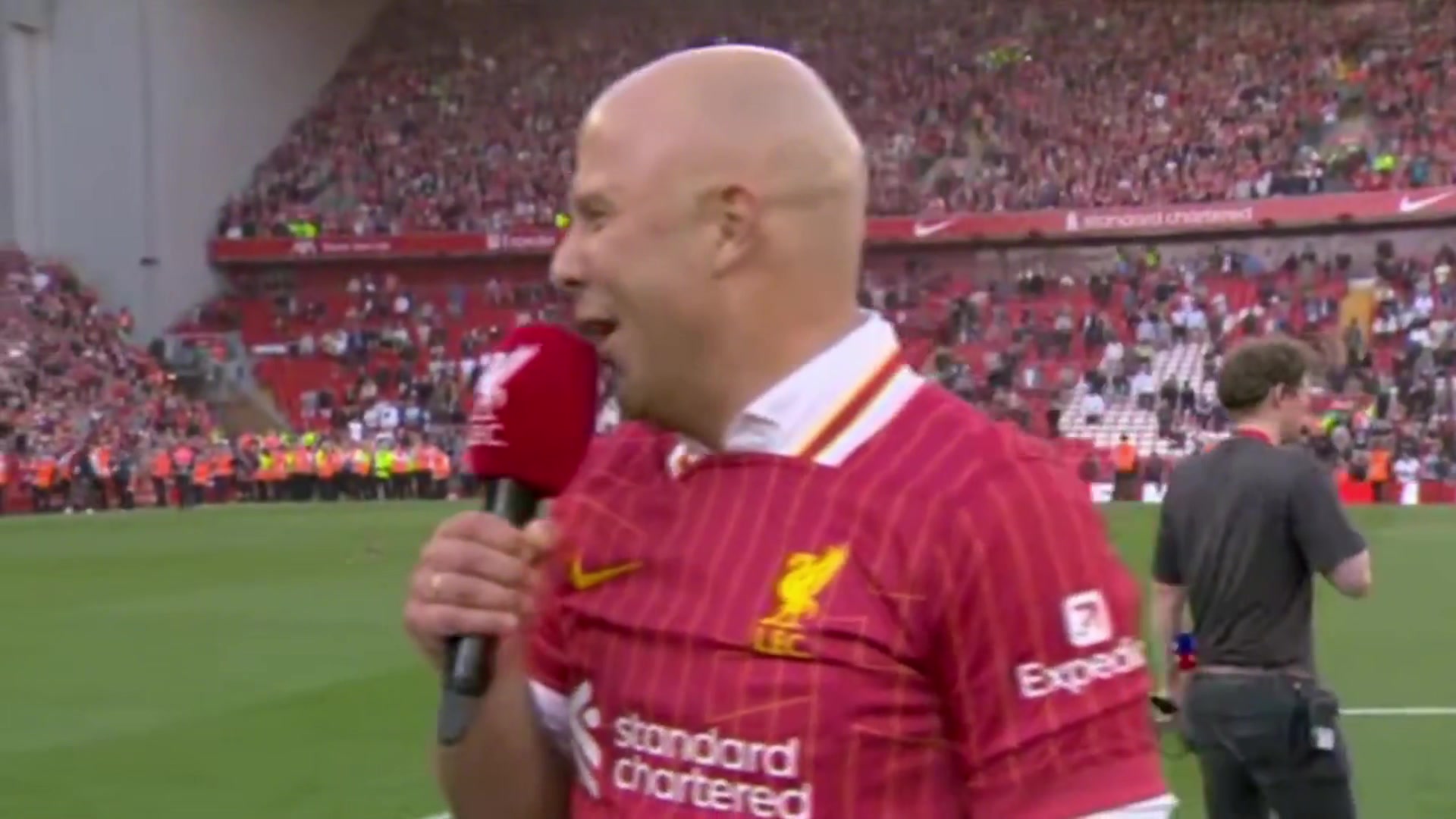 DB真人旗舰投桃报李！克洛普退休前带头唱斯洛特之歌，今天斯洛特唱渣叔之歌